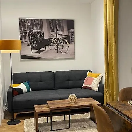 Republique Garden Apartment *